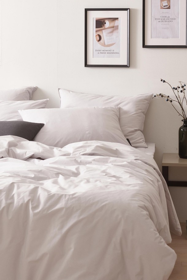 [인터네스트] 에버 워싱 사계 이불베개세트(SS)는 부드러운 촉감과 포근함을 선사하는 침구 세트입니다. 60수 고밀도 순면 100% 원단에 에어버블 워싱 가공을 더하여 흡습성과 통기성이 뛰어나며, 사계절 내내 쾌적하게 사용할 수 있습니다. 베이지, 화이트, 라이트 그레이 세 가지 색상으로 출시되어 호텔식 무봉제 디자인으로 깔끔함을 더했습니다. 누빔선이 없어 더욱 가볍고, 사용할수록 부드러워지는 소재로 편안한 잠자리를 제공합니다. 이불과 베개 커버로 구성된 세트 상품입니다.
