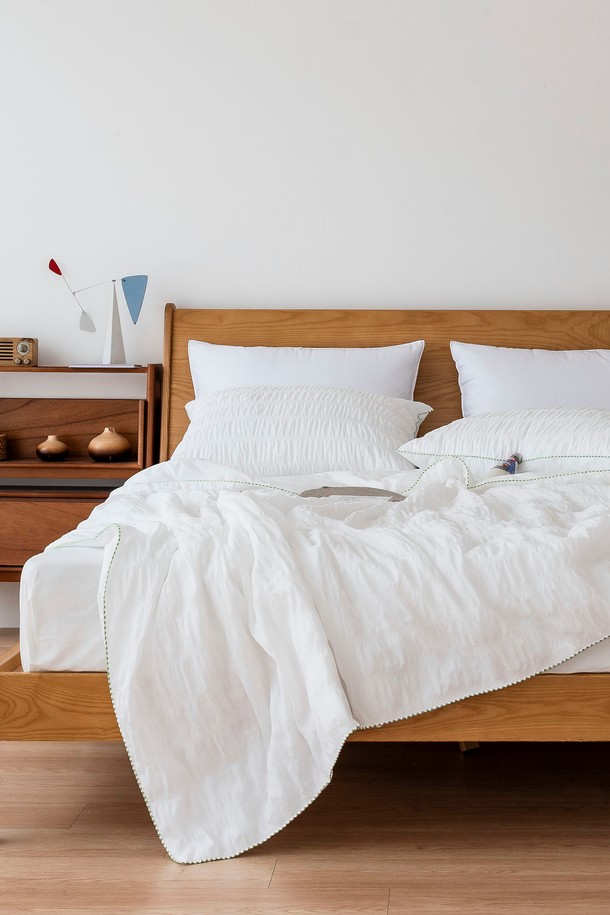 [인터네스트] 하바나 더블쿨링 냉감 차렵이불(Q)은 두라론 냉감 섬유와 플라우디 시어서커 원단을 사용하여 시원하고 쾌적한 여름 침구를 제공합니다. 양면 더블 쿨링 기능과 통기성이 뛰어난 얇은 두께로, 땀이 많이 나는 여름에도 몸에 달라붙지 않아 쾌적한 수면 환경을 만들어줍니다. 화이트, 라이트그레이, 블루, 그린의 차분한 컬러와 시어서커 주름 패턴, 깔끔한 마감 처리로 침실 분위기를 더욱 산뜻하게 연출해 보세요.
