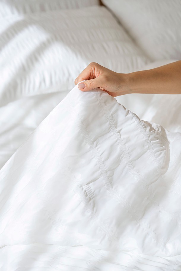 [인터네스트] 하바나 더블쿨링 냉감 차렵이불 (Q)은 시어서커 주름 패턴과 부드러운 촉감, 뛰어난 통기성을 자랑하는 여름 이불입니다. 화이트, 라이트그레이, 블루, 그린의 다채로운 색상과 저데니아 2온스 충전재, 얇은 두께로 제작되어 쾌적한 수면 환경을 제공합니다. 양면 더블 콜링, 영구적인 냉감성을 갖춘 하바나 차렵이불로 시원하고 편안한 여름밤을 경험해 보세요.
