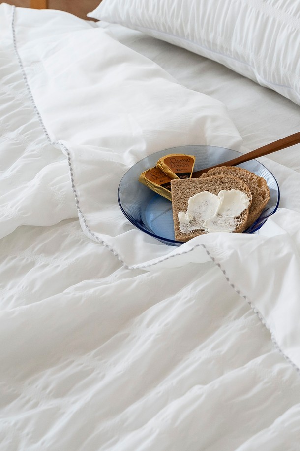 [인터네스트] 하바나 더블쿨링 냉감 이불베개세트는 두라론 냉감 섬유와 시어서커 소재로 제작되어 뛰어난 냉감 기능과 부드러운 촉감을 제공하는 여름 이불베개세트입니다. 양면 더블 쿨링, 높은 열전도성, 영구적인 냉감성을 자랑하며, 화이트, 라이트그레이, 블루, 그린 등 미니멀한 스타일의 다양한 컬러 옵션을 제공합니다. 얇고 통기성이 뛰어나며 흡습 및 속건 기능으로 쾌적한 수면 환경을 조성하여 침실과 취침 시간을 더욱 편안하게 만들어줍니다.
