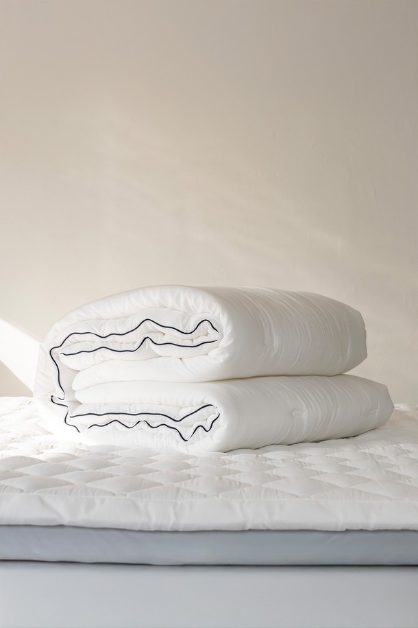 [인터네스트] 페더 모달 차렵이불 (Q)은 부드러운 모달과 폴리에스터 소재로 제작되어 사계절 내내 사용 가능한 차렵이불입니다. 화이트와 베이지 두 가지 색상으로 제공되며, 파이핑 패턴이 적용되어 미니멀하면서도 엘레강스한 침실 분위기를 연출합니다. 얇은 두께감으로 가볍고, 통기성, 온도조절 기능이 있어 쾌적한 잠자리를 제공하며, 무소음 설계로 편안함을 더합니다. X마이크로 기술과 옥수수 충전재, 오벌 점프 퀼팅, 이중 프리미엄 원단을 사용하여 민감성 피부에도 적합합니다.
