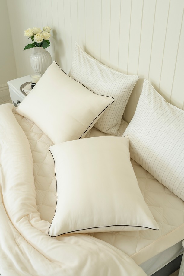 [인터네스트] 페더 모달 차렵이불 (SS)은 부드러운 모달과 폴리에스터 혼방 소재로 제작되어 사계절 내내 사용할 수 있는 경량 차렵이불입니다. 얇은 두께와 뛰어난 통기성으로 쾌적한 수면 환경을 제공하며, 온도 조절 기능으로 더욱 편안한 잠자리를 선사합니다. 파이핑 디테일과 오벌 점프 퀼팅, 심리스 와이드 원단, 3D 퀼팅 효과를 더해 세련된 디자인을 완성했습니다. 초경량 섬유, 친환경 충전재, 비건 인증을 받은 제품으로 민감성 피부에도 안심하고 사용할 수 있습니다. 베이지와 화이트 두 가지 컬러로 출시되어 침실 분위기에 맞춰 선택 가능합니다.
