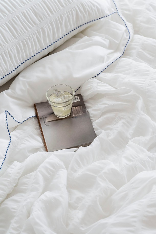 [인터네스트] 하바나 더블쿨링 냉감 차렵이불 (Q)는 퀸(Q) 사이즈로, 화이트, 라이트그레이, 블루그린의 세련된 3가지 컬러로 출시되었습니다. 시어서커 구름 패턴의 폴리에스테르 소재로 제작되어 부드러운 촉감을 자랑하며, 듀라론 냉감 섬유와 제데니아 충전재 2온스로 더블 쿨링 기능을 제공하여 여름철에도 쾌적한 수면 환경을 만들어줍니다. 가볍고 통기성이 뛰어나며, 미니멀하고 모던한 디자인으로 일상에서도 편안하게 사용할 수 있습니다.
