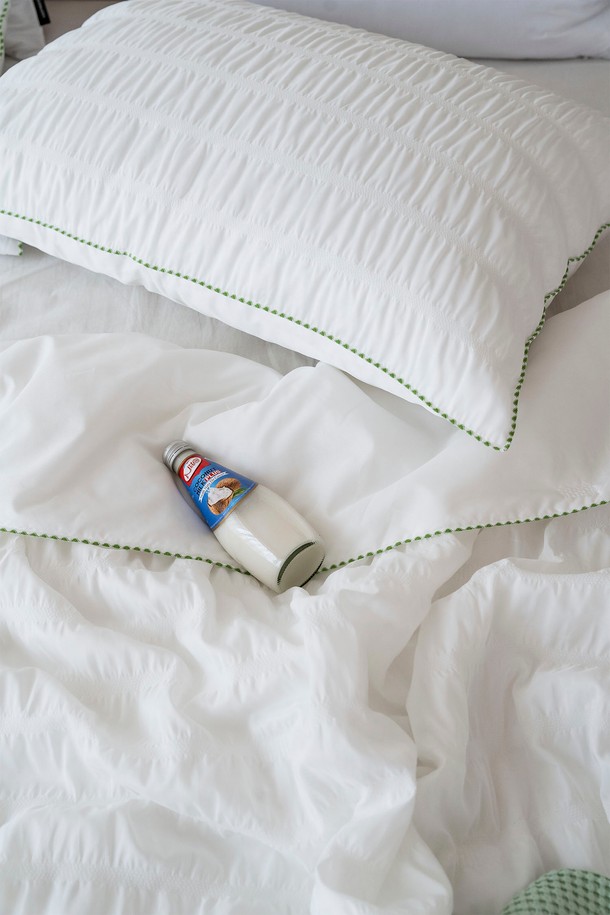 [인터네스트] 하바나 더블쿨링 냉감 차렵이불(Q)은 두라론 냉감 섬유와 플라우디 시어서커 원단을 사용하여 시원하고 쾌적한 여름 침구를 제공합니다. 양면 더블 쿨링 기능과 통기성이 뛰어난 얇은 두께로, 땀이 많이 나는 여름에도 몸에 달라붙지 않아 쾌적한 수면 환경을 만들어줍니다. 화이트, 라이트그레이, 블루, 그린의 차분한 컬러와 시어서커 주름 패턴, 깔끔한 마감 처리로 침실 분위기를 더욱 산뜻하게 연출해 보세요.
