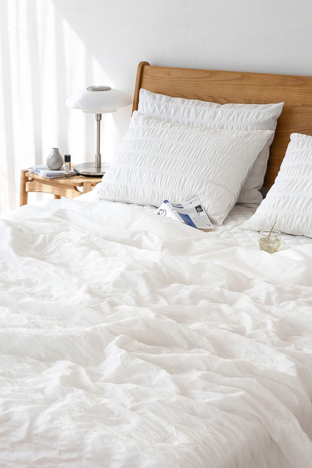 [인터네스트] 하바나 더블쿨링 냉감 차렵이불 (Q)은 시어서커 주름 패턴과 부드러운 촉감, 뛰어난 통기성을 자랑하는 여름 이불입니다. 화이트, 라이트그레이, 블루, 그린의 다채로운 색상과 저데니아 2온스 충전재, 얇은 두께로 제작되어 쾌적한 수면 환경을 제공합니다. 양면 더블 콜링, 영구적인 냉감성을 갖춘 하바나 차렵이불로 시원하고 편안한 여름밤을 경험해 보세요.
