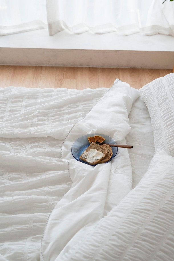 [인터네스트] 하바나 더블쿨링 냉감 이불베개세트는 두라론 냉감 섬유와 시어서커 소재로 제작되어 뛰어난 냉감 기능과 부드러운 촉감을 제공하는 여름 이불베개세트입니다. 양면 더블 쿨링, 높은 열전도성, 영구적인 냉감성을 자랑하며, 화이트, 라이트그레이, 블루, 그린 등 미니멀한 스타일의 다양한 컬러 옵션을 제공합니다. 얇고 통기성이 뛰어나며 흡습 및 속건 기능으로 쾌적한 수면 환경을 조성하여 침실과 취침 시간을 더욱 편안하게 만들어줍니다.
