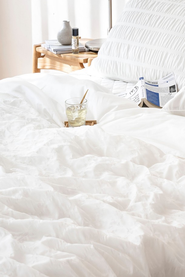 [인터네스트] 하바나 더블쿨링 냉감 이불베개세트(Q)는 시원한 여름밤을 위한 침구세트입니다. 듀라론 냉감사를 사용한 더블쿨링 기능과 시어서커 면소재, 고밀도 폴리에틸렌 원사로 제작되어 뛰어난 통기성과 흡습, 속건 기능을 제공하며, 부드러운 촉감과 구름무늬, 주름 디자인으로 시각적인 편안함까지 선사합니다. 화이트, 라이트그레이, 블루그린 3가지 색상으로 퀸(Q) 사이즈 이불과 베개커버로 구성되어 있으며, 내구성이 우수하고 오염 저항성이 뛰어나 위생적으로 사용할 수 있습니다.
