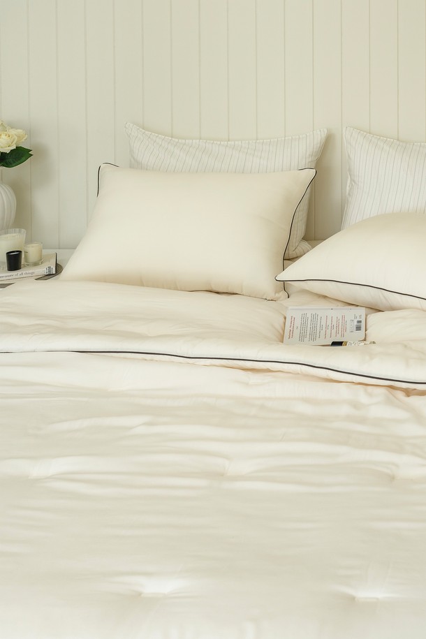 [인터네스트] 페더 모달 차렵이불 (Q)은 부드러운 모달과 폴리에스터 소재로 제작되어 사계절 내내 사용 가능한 얇은 두께의 차렵이불입니다. 화이트와 베이지 두 가지 색상으로 출시되어 미니멀하고 엘레강스한 침실 분위기를 연출하며, 무지 패턴에 파이핑 디자인으로 포인트를 주었습니다. 오벌 점프 퀼팅으로 섬세함을 더하고, 노이즈 프리, 더블 플렉시빌리티 기능을 갖춰 편안한 잠자리를 제공합니다. 친환경 소재를 사용하여 민감성 피부에도 안심하고 사용할 수 있는 실용적인 침구입니다.
