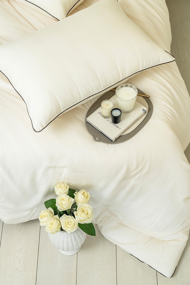 [인터네스트] 페더 모달 이불베개세트(SS)는 부드러운 촉감의 텐셀 모달과 폴리에스터 혼방 소재로 제작되어 사계절 내내 쾌적하게 사용 가능합니다. 화이트와 베이지 두 가지 솔리드 컬러로 제공되며, 오벌 점프 퀼팅 패턴과 파이핑, 미니멀 심라인 디자인이 특징입니다. 초경량 섬유와 이중 신축성, 에어레이어 기술로 통기성이 뛰어나며, 무소음 설계로 편안한 잠자리를 제공합니다. 베개커버, 이불커버, 패드로 구성되어 있으며, 비건 인증을 받아 안심하고 사용할 수 있습니다. SS 사이즈로 만나보세요.
