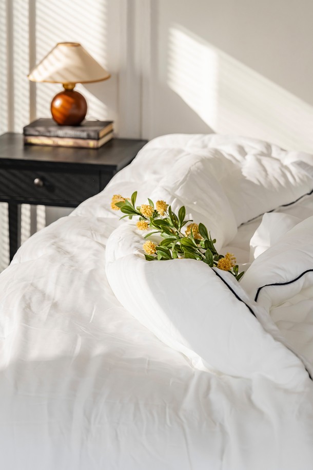 [인터네스트] 페더 모달 이불베개세트(Q)는 부드러운 촉감과 뛰어난 통기성을 자랑하는 사계절용 침구 세트입니다. 프리미엄 와이드 원단과 엘레강스한 파이핑 디자인으로 미니멀하면서도 모던한 침실 분위기를 연출합니다. 흡습, 보온 기능은 물론, 초경량의 친환경 모달과 폴리에스터 소재로 제작되어 민감성 피부에도 안심하고 사용할 수 있습니다. 심리스 제작과 무소음 설계로 편안한 수면 환경을 제공하며, 비건 인증을 받아 더욱 안심하고 사용할 수 있습니다. 이불커버, 베개커버, 패드로 구성된 실용적인 세트로 쾌적한 잠자리를 경험해 보세요.
