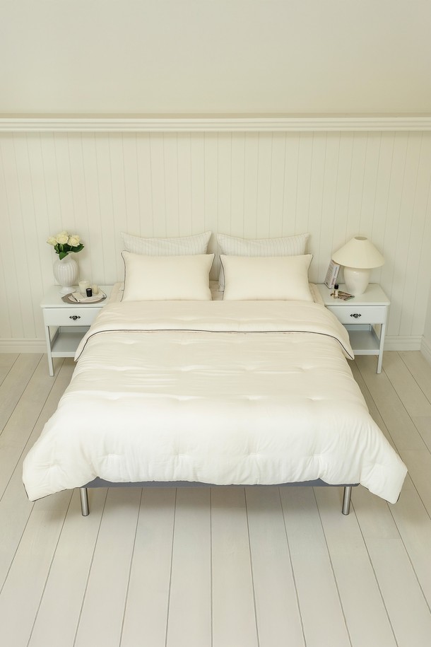 [인터네스트] 페더 모달 이불베개세트(Q)는 부드러운 촉감의 모달, 텐셀, 폴리에스터 혼방 소재로 제작된 침구 세트입니다. 베이지와 다크브라운 두 가지 색상으로 만나볼 수 있으며, 오벌 점프 퀼팅과 파이핑 디테일, 양면 광택 디자인이 특징입니다. 얇은 두께감에 경량, 통기성이 뛰어나 사계절 내내 쾌적하게 사용할 수 있으며, 무소음 설계를 통해 편안한 수면 환경을 제공합니다. 구성품은 베개커버, 이불, 패드로 이루어져 있으며, 친환경적이고 민감성 피부에도 적합합니다. 신축성이 강화되어 편안함과 실용성을 더했습니다.
