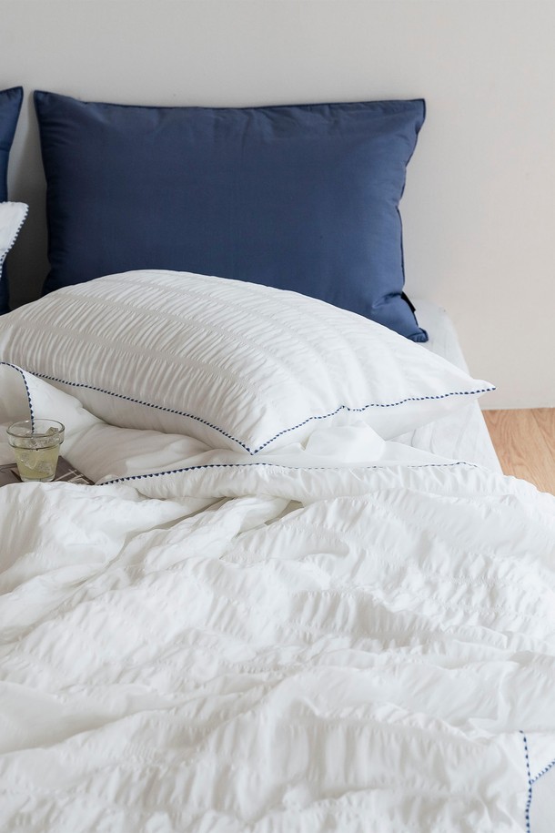 [인터네스트] 하바나 더블쿨링 냉감 차렵이불 (Q)는 퀸(Q) 사이즈로, 화이트, 라이트그레이, 블루그린의 세련된 3가지 컬러로 출시되었습니다. 시어서커 구름 패턴의 폴리에스테르 소재로 제작되어 부드러운 촉감을 자랑하며, 듀라론 냉감 섬유와 제데니아 충전재 2온스로 더블 쿨링 기능을 제공하여 여름철에도 쾌적한 수면 환경을 만들어줍니다. 가볍고 통기성이 뛰어나며, 미니멀하고 모던한 디자인으로 일상에서도 편안하게 사용할 수 있습니다.
