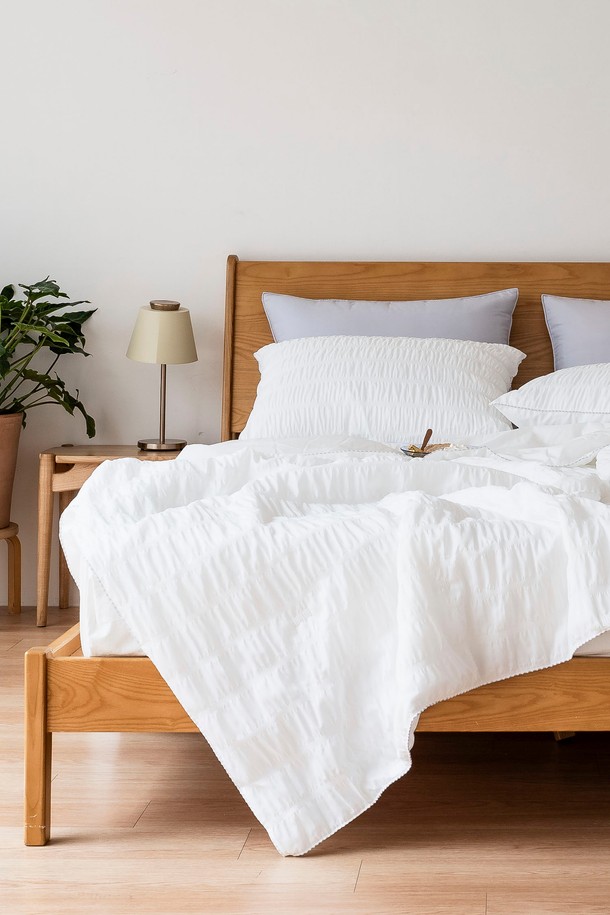 [인터네스트] 하바나 더블쿨링 냉감 차렵이불 (Q)는 부드러운 촉감과 시원한 냉감 기능으로 여름철 쾌적한 수면 환경을 제공합니다. 화이트, 라이트그레이, 블루그린 세 가지 모던한 색상으로 출시되었으며, 양면 사용이 가능하여 실용적입니다. 2온스 충전재와 구름 같은 텍스처, 흡습/속건/통기 기능의 시어서커 소재로 제작되어 한여름에도 쾌적하게 사용할 수 있습니다.
