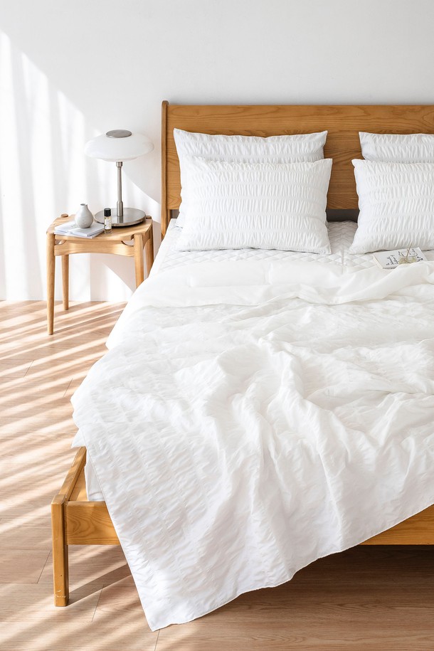 [인터네스트] 하바나 더블쿨링 냉감 차렵이불 (Q)은 시어서커 주름 패턴과 부드러운 촉감, 뛰어난 통기성을 자랑하는 여름 이불입니다. 화이트, 라이트그레이, 블루, 그린의 다채로운 색상과 저데니아 2온스 충전재, 얇은 두께로 제작되어 쾌적한 수면 환경을 제공합니다. 양면 더블 콜링, 영구적인 냉감성을 갖춘 하바나 차렵이불로 시원하고 편안한 여름밤을 경험해 보세요.
