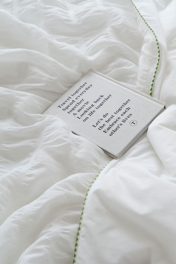 [인터네스트] 하바나 더블쿨링 냉감 이불베개세트(Q)는 듀라론 냉감섬유와 시어서커 면, 제데니아 충전재로 제작되어 시원하고 쾌적한 여름밤을 선사합니다. 화이트, 라이트그레이, 블루그린 세 가지 색상으로 출시되었으며, 양면 냉감 기능과 넓은 간격의 시어서커 텍스처 패턴이 특징입니다. 얇고 가벼운 두께로 제작되어 끈적임 없이 구름처럼 부드러운 촉감과 뛰어난 통기성, 흡습, 속건 기능으로 편안한 잠자리를 제공합니다.
