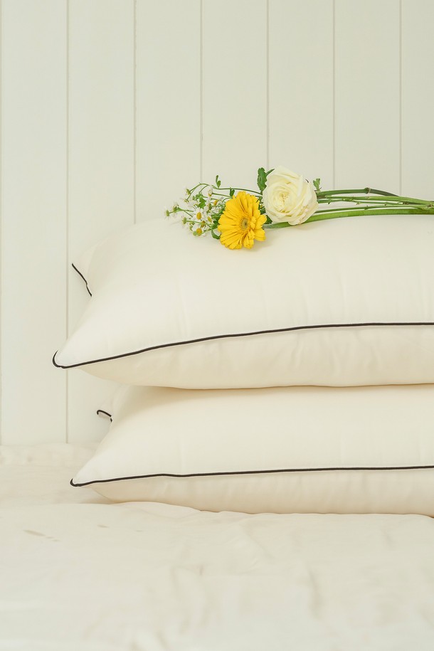 [인터네스트] 페더 모달 차렵이불 (Q)은 부드러운 모달과 폴리에스터 소재로 제작되어 사계절 내내 사용 가능한 얇은 두께의 차렵이불입니다. 화이트와 베이지 두 가지 색상으로 출시되어 미니멀하고 엘레강스한 침실 분위기를 연출하며, 무지 패턴에 파이핑 디자인으로 포인트를 주었습니다. 오벌 점프 퀼팅으로 섬세함을 더하고, 노이즈 프리, 더블 플렉시빌리티 기능을 갖춰 편안한 잠자리를 제공합니다. 친환경 소재를 사용하여 민감성 피부에도 안심하고 사용할 수 있는 실용적인 침구입니다.
