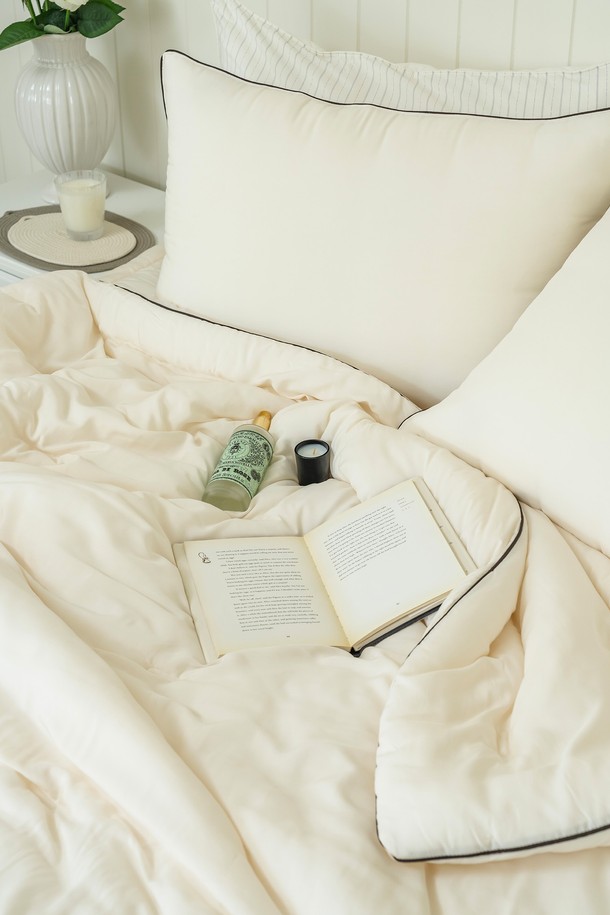 [인터네스트] 페더 모달 이불베개세트(SS)는 부드러운 촉감의 텐셀 모달과 폴리에스터 혼방 소재로 제작되어 사계절 내내 쾌적하게 사용 가능합니다. 화이트와 베이지 두 가지 솔리드 컬러로 제공되며, 오벌 점프 퀼팅 패턴과 파이핑, 미니멀 심라인 디자인이 특징입니다. 초경량 섬유와 이중 신축성, 에어레이어 기술로 통기성이 뛰어나며, 무소음 설계로 편안한 잠자리를 제공합니다. 베개커버, 이불커버, 패드로 구성되어 있으며, 비건 인증을 받아 안심하고 사용할 수 있습니다. SS 사이즈로 만나보세요.
