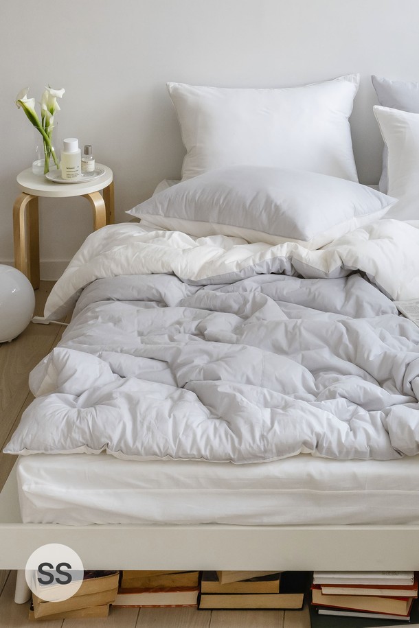 [인터네스트] 플로티 워싱 온도조절 사계차렵이불 (SS)은 사계절 내내 쾌적한 잠자리를 선사합니다. 면 100%와 폴리에스터 혼방 소재로 제작되어 부드러운 촉감과 뛰어난 통기성, 흡습성을 자랑합니다. 특히, 체온 변화에 따라 자동으로 온도를 조절해 더울 때는 시원하게, 추울 때는 따뜻하게 사용할 수 있습니다. 양면 사용이 가능한 리버시블 디자인에, 라이트그레이, 라이트그린 등 뉴트럴 톤의 부드러운 색상으로 침실 분위기를 은은하게 연출합니다. 견고한 타원 점프 킬팅으로 제작되어 잦은 세탁에도 변형 없이 오래 사용할 수 있으며, 차렵이불과 누비베개로 구성되어 편안한 잠자리를 완성해 줍니다.
