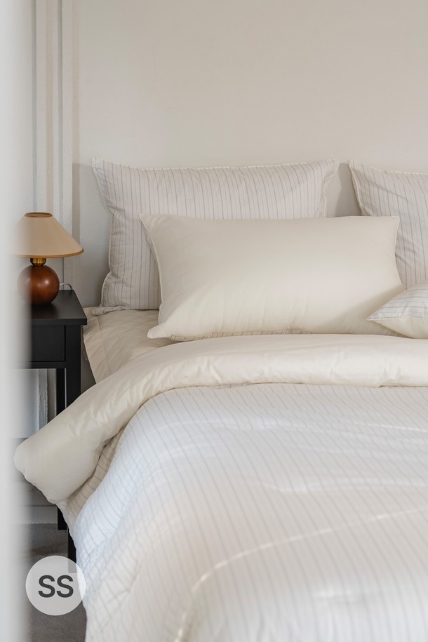 [인터네스트] 클래시 워싱 온도조절 사계차렵이불 (SS)은 부드러운 촉감과 섬세한 디자인이 돋보이는 이불입니다. 아이보리 색상의 무지 및 스트라이프 패턴 양면 디자인으로, 호텔식 디자인과 와이드 원단, 오벌 점프 퀼팅으로 고급스러움을 더했습니다. 면과 폴리에스테르 혼방의 주요 소재로 제작되어 흡습, 통기, 온도조절, 수분 조절 기능은 물론, 친환경 옥수수 섬유 충전재를 사용하여 사계절 내내 쾌적하게 사용할 수 있습니다. 심플한 솔리드 패턴과 세련된 스트라이프 패턴을 함께 사용하여 다양한 침실 분위기를 연출할 수 있으며, 스마트 온도 조절 기능으로 편안한 잠자리를 제공합니다.
