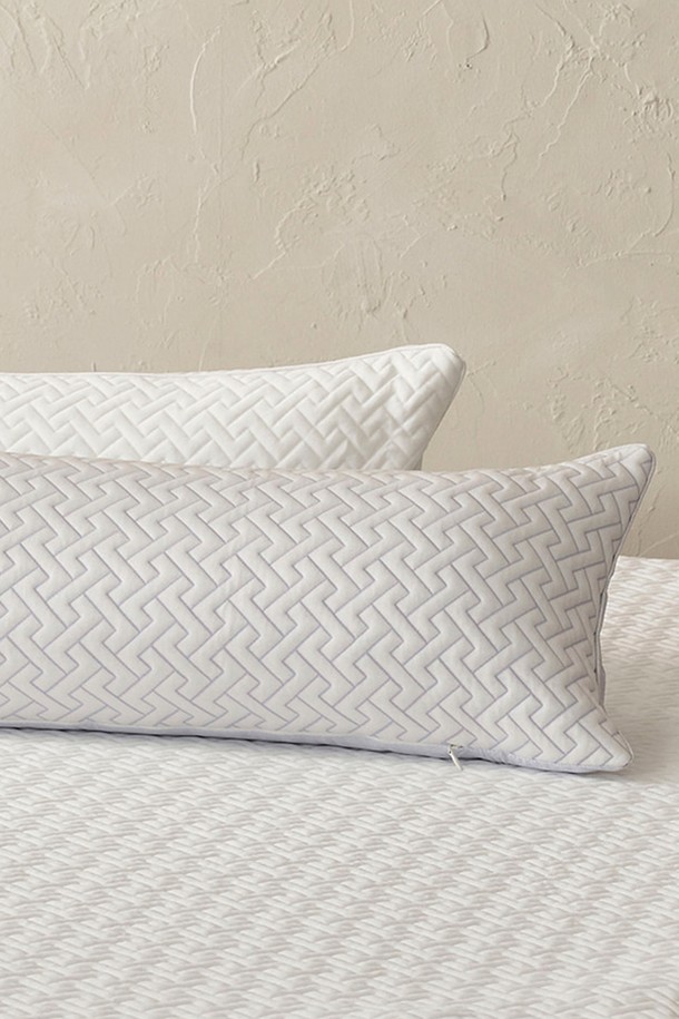 [인터네스트] 시원한 쿨 샤인 냉감 바디필로우 30X100은 여름철 쾌적한 수면 환경을 제공하는 침구용 바디필로우입니다. 부드러운 촉감의 자카드 패턴으로 디자인되었으며, 폴리에틸렌과 폴리에스터 혼방 소재에 더블 실레전 편직 구조를 적용하여 일반 편직 대비 1.5배 도톰한 두께감을 자랑합니다.  즉각적인 냉감 효과와 뛰어난 통기성, 보풀 방지 및 내구성을 갖춰 세탁 후에도 시원함을 오랫동안 유지하며, 화이트, 블루, 라이트 그레이, 라이트 그린 4가지 색상으로 만나볼 수 있습니다.
