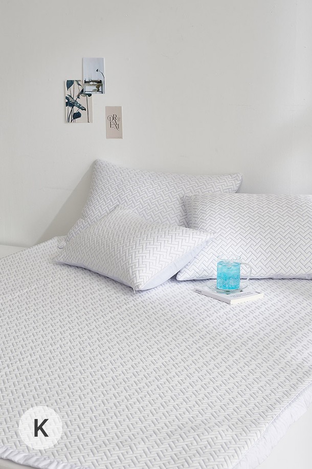 [인터네스트] 시원한 쿨 샤인 포르페 냉감패드(K)는 포르페 냉감 원사와 고분자 원사로 제작되어 뛰어난 냉감 효과와 부드러운 촉감을 선사합니다. 촘촘한 밀도의 더블 실레선 편직 구조와 도톰한 두께로 제작되어 내구성이 뛰어나고, 보풀 방지 기능까지 갖춰 여름철 침구용으로 적합합니다. 화이트, 블루, 라이트 그레이, 라이트 그린 등 모던한 색상으로 출시되었으며, KC인증 유해물질 테스트를 통과하여 안심하고 사용할 수 있습니다.
