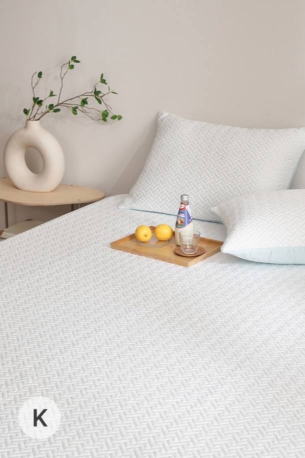 시원한 여름을 위한 [인터네스트] 쿨 샤인 포르페 냉감패드(K)입니다. 폴리에틸렌과 폴리에스터 소재로 제작되어 뛰어난 냉감, 통기성, 미끄럼 방지 기능을 제공하며, 도톰한 두께감과 자카드 패턴으로 고급스러운 침실 분위기를 연출합니다. 더블 실레선 편직 구조, 보풀 방지, 열기 빠른 배출, 세탁 후에도 지속되는 냉감 효과, 고밀도 편직 기술을 통해 쾌적한 수면 환경을 선사하며, 슈퍼싱글부터 킹 사이즈까지 다양한 구성으로 만나보실 수 있습니다.
