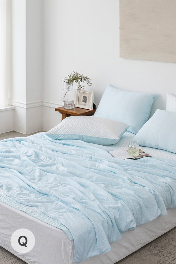 [인터네스트] 프리제 터치쿨링 냉감 차렵이불 (Q)는 나일론과 폴리에스테르 혼방 소재의 양면 냉감 원단으로 제작되어 시원하고 쾌적한 여름밤을 선사합니다. 라이트 그레이, 라이트 블루, 라이트 그린 세 가지 모던한 색상과 스트라이프 패턴으로 디자인되었으며, 얇고 부드러운 촉감에 Q-MAX 냉감지수 0.403으로 뛰어난 냉감 기능을 제공합니다. 특수 제직 기술과 온습도 조절 기능으로 쾌적한 수면 환경을 만들어주는 여름 이불입니다.
