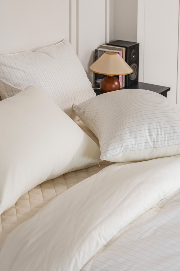 [인터네스트] 클래시 워싱 온도조절 사계차렵이불 (Q)은 부드러운 면과 폴리에스터 혼방 소재로 제작되어 사계절 내내 쾌적하게 사용할 수 있는 차렵이불입니다. 아이보리 컬러의 스트라이프 패턴이 적용되었으며, 퀸(Q) 사이즈와 슈퍼싱글(SS) 사이즈로 만나볼 수 있습니다. 스마트템프 가공과 워싱 가공을 거쳐 흡습, 통기 기능과 온도 조절 기능을 갖춰 쾌적한 잠자리를 제공합니다. 리버시블 디자인과 타원 점프 퀼팅, 이음선 없는 광폭 디자인으로 고급스러움을 더했으며, 베개커버, 차렵이불, 패드 구성으로 실용성을 높였습니다. 양면 사용이 가능하여 다양한 분위기로 연출할 수 있습니다.
