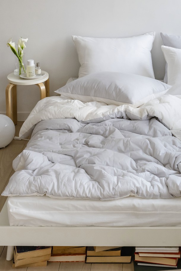 [인터네스트] 플로티 워싱 온도조절 사계차렵이불 (SS)은 사계절 내내 쾌적한 잠자리를 선사합니다. 면 100%와 폴리에스터 혼방 소재로 제작되어 부드러운 촉감과 뛰어난 통기성, 흡습성을 자랑합니다. 특히, 체온 변화에 따라 자동으로 온도를 조절해 더울 때는 시원하게, 추울 때는 따뜻하게 사용할 수 있습니다. 양면 사용이 가능한 리버시블 디자인에, 라이트그레이, 라이트그린 등 뉴트럴 톤의 부드러운 색상으로 침실 분위기를 은은하게 연출합니다. 견고한 타원 점프 킬팅으로 제작되어 잦은 세탁에도 변형 없이 오래 사용할 수 있으며, 차렵이불과 누비베개로 구성되어 편안한 잠자리를 완성해 줍니다.
