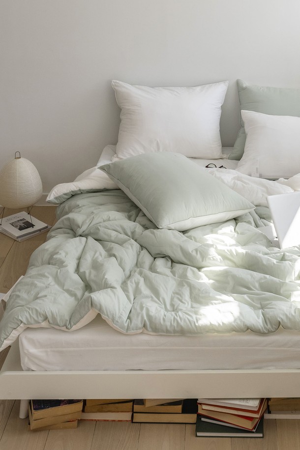 [인터네스트] 플로티 워싱 온도조절 사계차렵이불 (SS)은 부드러운 촉감과 미니멀한 디자인이 돋보이는 침구입니다. 라이트그레이, 라이트그린 두 가지 색상으로 출시되어 있으며, 60수 평직 면 100%와 폴리에스터 소재를 사용하여 제작되었습니다. 타원 점프 킬팅 패턴으로 디자인되었으며, 흡습, 통기성이 뛰어나 사계절 내내 쾌적하게 사용 가능합니다. 스마트템프가공, 위싱가공 처리로 온도 조절 기능과 양면 사용이 가능하며, 체온 반응형으로 더욱 편안한 잠자리를 제공합니다. 사이즈는 SS, Q 두 가지로 선택할 수 있습니다.
