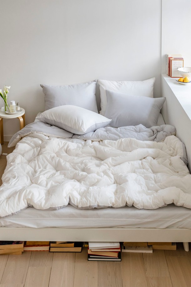 **[인터네스트] 플로티 워싱 온도조절 사계차렵이불 (Q)**는 부드러운 촉감과 포근함을 선사하는 사계절용 이불입니다. 라이트그레이와 라이트그린 두 가지 색상으로 제공되며, 60수 평직 슬라브 원단에 위싱가공을 더해 은은한 멋을 더했습니다. 플라필과 친환경 옥수수솜 충전재를 사용하여 쾌적함을 유지하며, 타원 점프 킬팅 디자인으로 섬세함을 강조했습니다.  온도조절 기능으로 체온에 맞춰 쾌적한 수면 환경을 제공하며, 양면 디자인으로 다양한 분위기를 연출할 수 있습니다.
