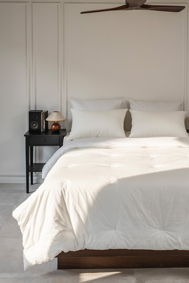 [인터네스트] 클래시 워싱 온도조절 사계 이불베개세트(SS)는 아이보리 컬러의 면, 폴리에스테르 혼방 소재로 제작된 침구세트입니다. 스트라이프와 무지 디자인의 양면으로 구성되어 있으며, 호텔식 디자인과 오벌점프퀼팅으로 고급스러움을 더했습니다. 사계절 내내 사용 가능하며, 스마트 온도 조절, 자동 온도 조절, 수분 조절 기능을 통해 쾌적한 잠자리를 제공합니다. OEKO-TEX STANDARD 100, Bluesign, Zero Discharge of Hazardous Chemicals 인증을 받은 친환경 소재와 이음새 없는 프리미엄 와이드 원단으로 제작되어 안심하고 사용할 수 있는 이불과 베개 세트입니다.
