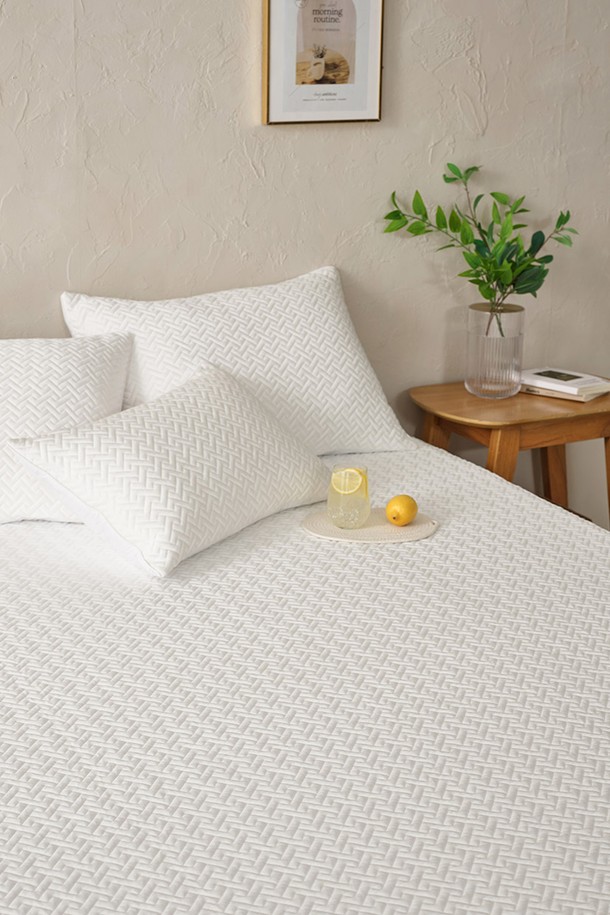 [인터네스트] 시원한 쿨 샤인 포르페 냉감패드(SS)는 화이트, 블루, 라이트 그레이, 라이트 그린의 다채로운 색상으로 출시되었으며, 부드러운 촉감의 폴리에틸렌과 폴리에스터 혼방 소재로 제작되어 편안한 사용감을 제공합니다. 자가드 패턴과 도톰한 두께감, 뛰어난 통기성을 자랑하며, 열 흡수 및 이동 기능과 Q-MAX 0.403의 높은 냉감 지수로 여름철 침구용으로 시원하게 사용 가능합니다. 고분자원사, 더블 실레진 편직 구조, 보풀 방지 및 미끄럼 방지 기능으로 내구성과 실용성을 높였으며, SS, Q, K 사이즈로 제공됩니다.
