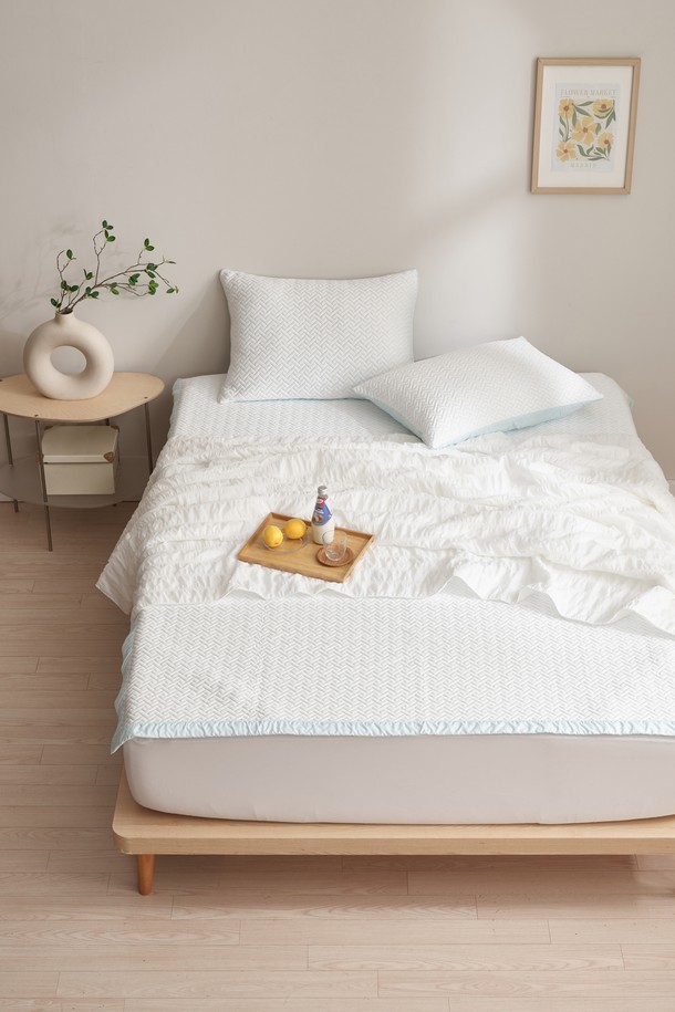 [인터네스트] 시원한 쿨 샤인 포르페 냉감패드(Q)는 폴리에틸렌과 폴리에스터 소재의 자카드 패턴 냉감패드로, 부드러운 촉감과 두꺼운 두께로 편안한 잠자리를 제공합니다. Q-MAX 냉감지수 0.403점으로 뛰어난 냉감 효과를 자랑하며, 열 흡수 및 이동 기능과 세탁 후에도 지속되는 냉감 효과, 보풀 방지 처리로 쾌적함을 더했습니다. SS, Q, K 사이즈로 출시되었으며, KC 인증을 통과하여 안심하고 사용할 수 있습니다.
