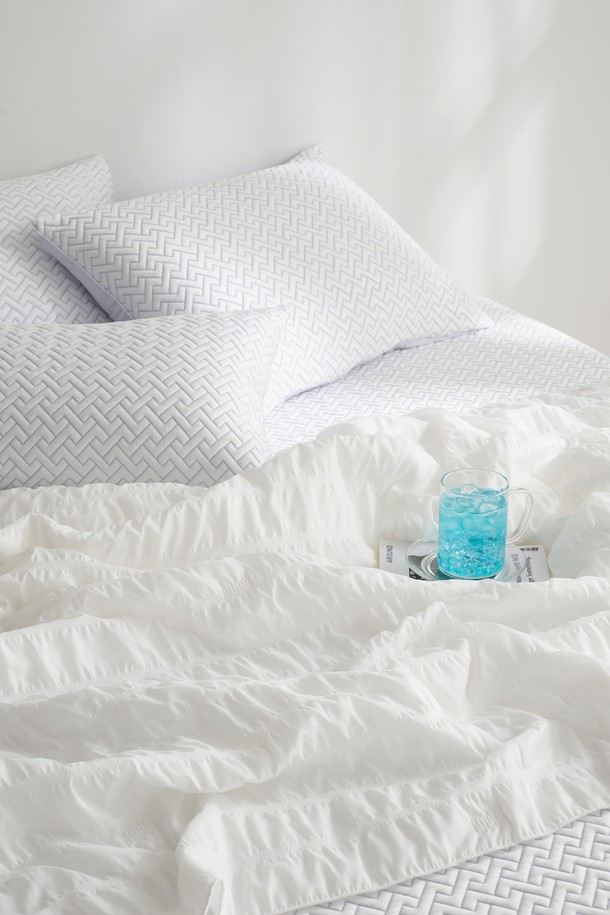 [인터네스트] 시원한 쿨 샤인 포르페 냉감패드(K)는 포르페 냉감 원사와 고분자 원사로 제작되어 뛰어난 냉감 효과와 부드러운 촉감을 선사합니다. 촘촘한 밀도의 더블 실레선 편직 구조와 도톰한 두께로 제작되어 내구성이 뛰어나고, 보풀 방지 기능까지 갖춰 여름철 침구용으로 적합합니다. 화이트, 블루, 라이트 그레이, 라이트 그린 등 모던한 색상으로 출시되었으며, KC인증 유해물질 테스트를 통과하여 안심하고 사용할 수 있습니다.
