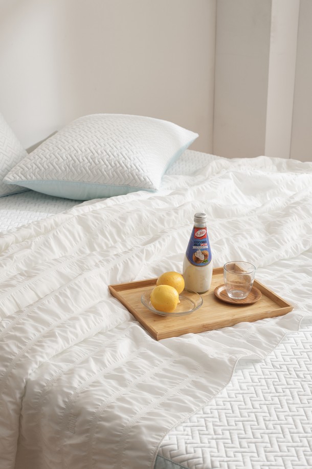 시원한 여름을 위한 [인터네스트] 쿨 샤인 포르페 냉감패드(K)입니다. 폴리에틸렌과 폴리에스터 소재로 제작되어 뛰어난 냉감, 통기성, 미끄럼 방지 기능을 제공하며, 도톰한 두께감과 자카드 패턴으로 고급스러운 침실 분위기를 연출합니다. 더블 실레선 편직 구조, 보풀 방지, 열기 빠른 배출, 세탁 후에도 지속되는 냉감 효과, 고밀도 편직 기술을 통해 쾌적한 수면 환경을 선사하며, 슈퍼싱글부터 킹 사이즈까지 다양한 구성으로 만나보실 수 있습니다.
