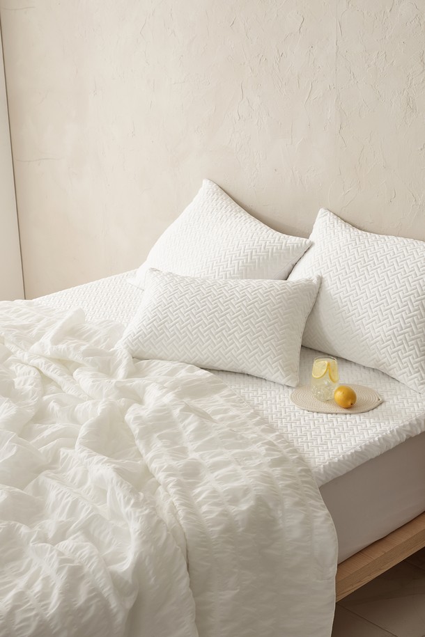 시원한 여름을 위한 [인터네스트] 쿨 샤인 포르페 냉감패드(K)는 폴리에틸렌과 폴리에스터 혼방 소재로 제작되어 뛰어난 냉감 효과를 제공합니다. 화이트, 블루, 라이트 그레이, 라이트 그린 등 다채로운 컬러와 자카드 패턴으로 디자인되었으며, 슈퍼싱글, 퀸, 킹, 소파용, 베개커버용, 바디필로우용 등 다양한 사이즈로 출시되어 용도에 맞게 선택할 수 있습니다. 원사 자체 냉감 기능, 더블 실레선 편직 구조, 고밀도 편직, 균일한 냉감 분포, 지속적인 냉감 유지 기능으로 쾌적하고 편안한 수면 환경을 만들어줍니다.
