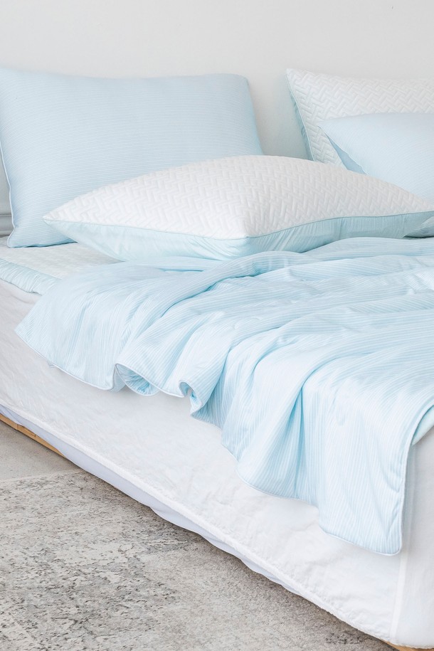 [인터네스트] 프리제 터치쿨링 냉감 차렵이불 (Q)는 나일론과 폴리에스테르 혼방 소재의 양면 냉감 원단으로 제작되어 시원하고 쾌적한 여름밤을 선사합니다. 라이트 그레이, 라이트 블루, 라이트 그린 세 가지 모던한 색상과 스트라이프 패턴으로 디자인되었으며, 얇고 부드러운 촉감에 Q-MAX 냉감지수 0.403으로 뛰어난 냉감 기능을 제공합니다. 특수 제직 기술과 온습도 조절 기능으로 쾌적한 수면 환경을 만들어주는 여름 이불입니다.
