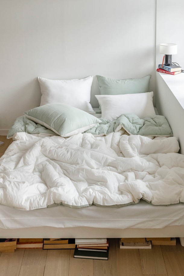 [인터네스트] 플로티 워싱 온도조절 사계차렵이불 (SS)은 부드러운 촉감과 미니멀한 디자인이 돋보이는 침구입니다. 라이트그레이, 라이트그린 두 가지 색상으로 출시되어 있으며, 60수 평직 면 100%와 폴리에스터 소재를 사용하여 제작되었습니다. 타원 점프 킬팅 패턴으로 디자인되었으며, 흡습, 통기성이 뛰어나 사계절 내내 쾌적하게 사용 가능합니다. 스마트템프가공, 위싱가공 처리로 온도 조절 기능과 양면 사용이 가능하며, 체온 반응형으로 더욱 편안한 잠자리를 제공합니다. 사이즈는 SS, Q 두 가지로 선택할 수 있습니다.
