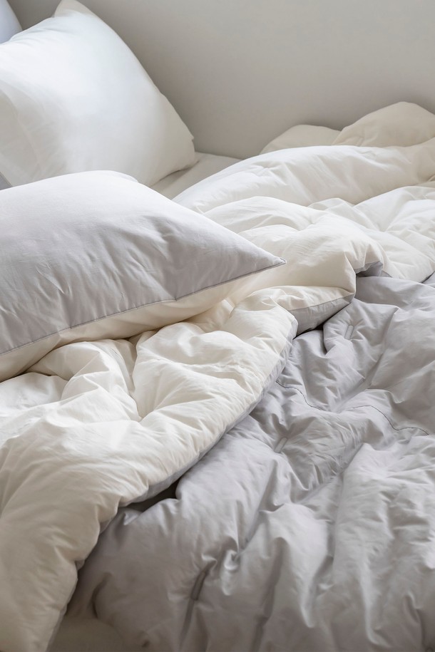 **[인터네스트] 플로티 워싱 온도조절 사계차렵이불 (Q)**는 부드러운 촉감과 포근함을 선사하는 사계절용 이불입니다. 라이트그레이와 라이트그린 두 가지 색상으로 제공되며, 60수 평직 슬라브 원단에 위싱가공을 더해 은은한 멋을 더했습니다. 플라필과 친환경 옥수수솜 충전재를 사용하여 쾌적함을 유지하며, 타원 점프 킬팅 디자인으로 섬세함을 강조했습니다.  온도조절 기능으로 체온에 맞춰 쾌적한 수면 환경을 제공하며, 양면 디자인으로 다양한 분위기를 연출할 수 있습니다.
