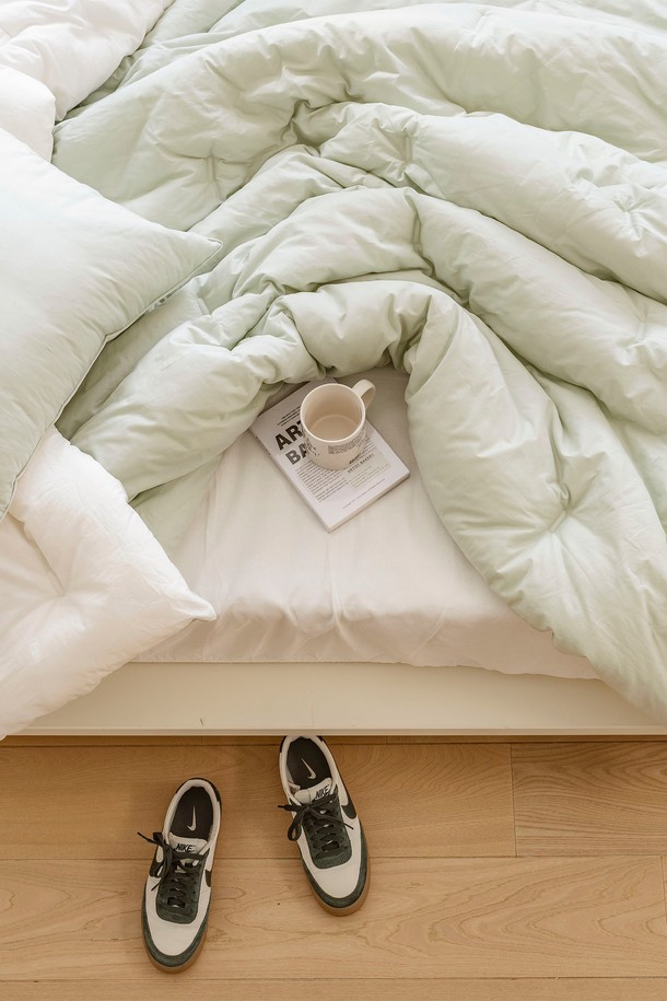 [인터네스트] 플로티 워싱 온도조절 사계차렵이불 (Q)은 부드러운 촉감의 면 100%와 폴리에스터 혼방 소재로 제작되어 사계절 내내 쾌적하게 사용할 수 있습니다. 라이트 그레이, 라이트 그린, 소프트 및 뉴트럴 톤의 양면 소프트 컬러 디자인과 타원형 킬팅 패턴이 특징이며, 체온 변화에 따라 자동으로 온도 조절을 해줍니다. 얇은 두께감으로 답답함 없이 포근하게 감싸주며, 풍성한 공기층 충전재가 안정적인 수면 환경을 제공합니다. 리버시블 디자인으로 양면 사용이 가능하며, 누빔선을 최소화하여 깔끔한 외관을 자랑합니다.
