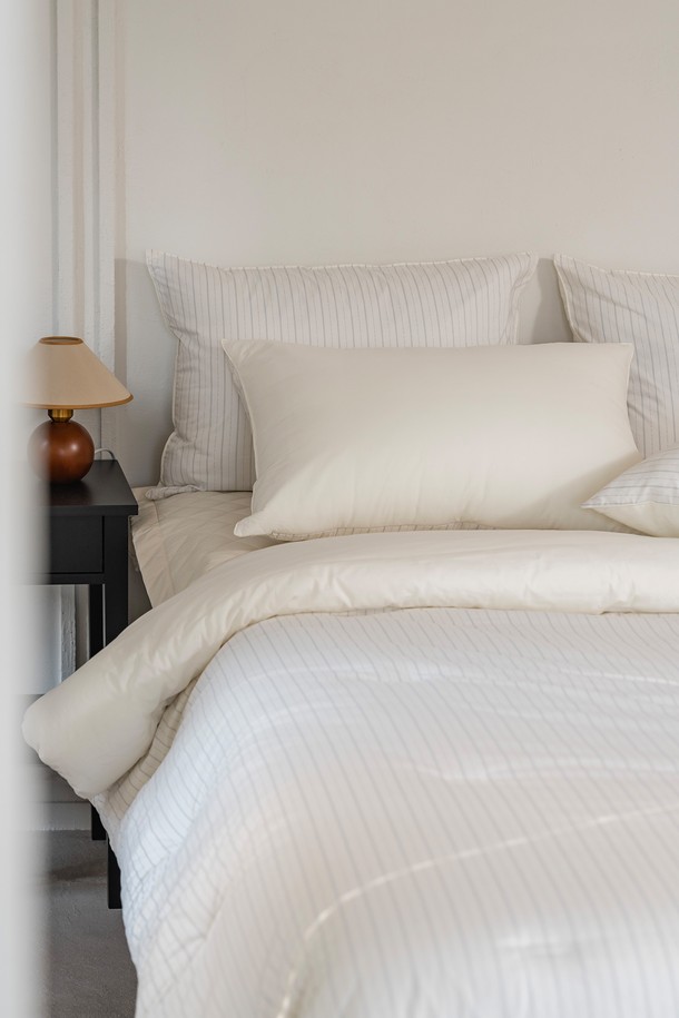 [인터네스트] 클래시 워싱 온도조절 사계 이불베개세트(SS)는 아이보리 컬러의 면, 폴리에스테르 혼방 소재로 제작된 침구세트입니다. 스트라이프와 무지 디자인의 양면으로 구성되어 있으며, 호텔식 디자인과 오벌점프퀼팅으로 고급스러움을 더했습니다. 사계절 내내 사용 가능하며, 스마트 온도 조절, 자동 온도 조절, 수분 조절 기능을 통해 쾌적한 잠자리를 제공합니다. OEKO-TEX STANDARD 100, Bluesign, Zero Discharge of Hazardous Chemicals 인증을 받은 친환경 소재와 이음새 없는 프리미엄 와이드 원단으로 제작되어 안심하고 사용할 수 있는 이불과 베개 세트입니다.
