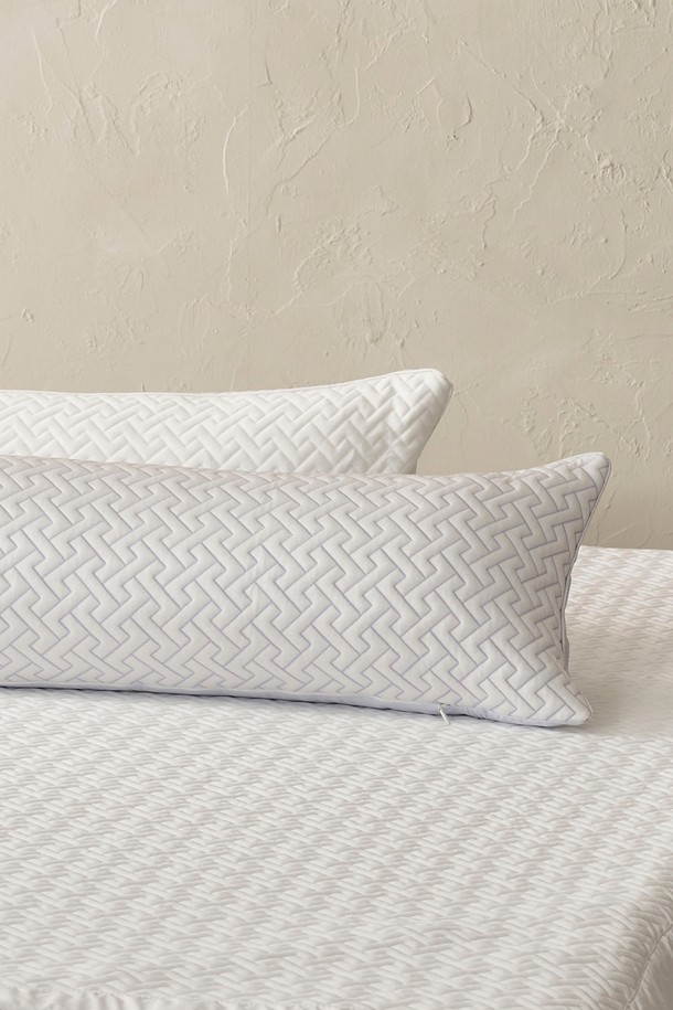 [인터네스트] 시원한 쿨 샤인 냉감 바디필로우 30X100은 여름철 쾌적한 수면 환경을 제공하는 침구용 바디필로우입니다. 부드러운 촉감의 자카드 패턴으로 디자인되었으며, 폴리에틸렌과 폴리에스터 혼방 소재에 더블 실레전 편직 구조를 적용하여 일반 편직 대비 1.5배 도톰한 두께감을 자랑합니다.  즉각적인 냉감 효과와 뛰어난 통기성, 보풀 방지 및 내구성을 갖춰 세탁 후에도 시원함을 오랫동안 유지하며, 화이트, 블루, 라이트 그레이, 라이트 그린 4가지 색상으로 만나볼 수 있습니다.
