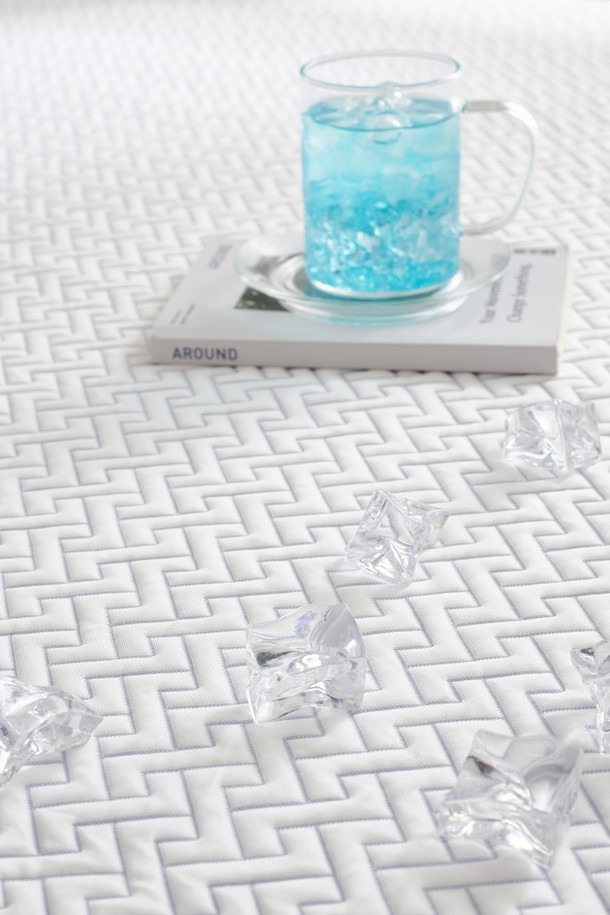 [인터네스트] 시원한 쿨 샤인 포르페 냉감패드(Q)는 폴리에틸렌과 폴리에스터 혼방 소재에 자카드 패턴을 적용하여 시원하고 쾌적한 여름 침구를 제공합니다. 원사 자체 냉감 기능과 더블 실레선 편직 구조로 통기성이 우수하며, 얇은 두께에 미끄럼 방지 기능까지 갖춰 편안한 사용감을 선사합니다. 화이트, 블루, 라이트 그레이, 라이트 그린 등 다양한 색상으로 출시되었으며, 36개월 이상 아동용 KC인증을 통과하여 안심하고 사용할 수 있습니다.
