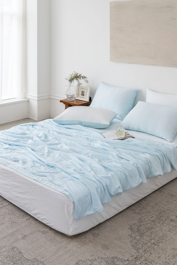 [인터네스트] 프리제 터치쿨링 냉감 차렵이불 (Q)는 나일론과 폴리에스테르 혼방 소재의 양면 냉감 원단으로 제작되어 시원하고 쾌적한 여름밤을 선사합니다. 라이트 그레이, 라이트 블루, 라이트 그린 세 가지 모던한 색상과 스트라이프 패턴으로 디자인되었으며, 얇고 부드러운 촉감에 Q-MAX 냉감지수 0.403으로 뛰어난 냉감 기능을 제공합니다. 특수 제직 기술과 온습도 조절 기능으로 쾌적한 수면 환경을 만들어주는 여름 이불입니다.
