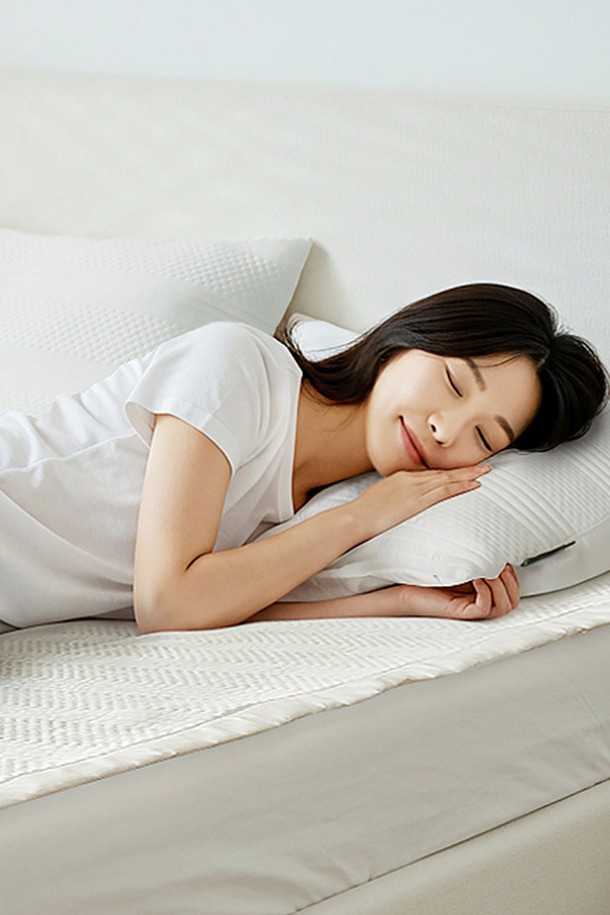 [인터네스트] 시원한 쿨 웨이비 여름 냉감패드(SS)는 3중직 구조와 웨이비, 스트라이프 패턴의 화이트 색상으로 시원함을 더해줍니다. 폴리에스터, 폴리 소재로 제작되어 즉각적인 냉감 효과와 균일한 냉감을 선사하며, 3중 일체형 구조로 내구성을 높이고 미끄럼 방지 기능, 세탁 후 형태 변형 최소화, 들뜸 방지 기능까지 갖춰 열대야와 수면 장애로 고생하는 분들께 쾌적한 수면 환경을 제공합니다. SS, Q, K 사이즈로 출시되어 다양한 침대에 맞게 선택할 수 있습니다.
