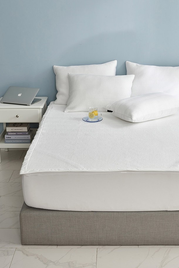 [인터네스트] 시원한 쿨 웨이비 여름 냉감패드(Q)는 여름철 시원하고 쾌적한 잠자리를 위한 필수 아이템입니다. 폴리에스테르와 폴리에틸렌 혼방의 얇고 통기성이 뛰어난 3중 구조로 제작되어 냉감, 흡습, 속건 기능을 제공하며, 퀼팅 & 스트라이프 패턴 디자인으로 시각적인 시원함까지 더했습니다. 슈퍼싱글, 퀸, 킹 사이즈로 출시되어 다양한 침대 사이즈에 적합하며, 미끄럼 방지 및 밴딩 처리로 사용 편의성을 높였고, Q-MAX 0.38 인증으로 시원함을 입증했습니다.
