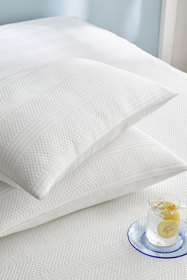 [인터네스트] 시원한 쿨 웨이비 여름 냉감패드(K)는 여름철 시원한 잠자리를 위한 필수템입니다. 부드러운 촉감의 폴리에스터 소재에 웨이비 스트라이프 패턴으로 디자인되었으며, 냉감 기능과 체온 방출, 흡습 기능으로 쾌적함을 선사합니다. 3중직 구조, 미끄럼 방지, Q-MAX 0.38 인증, 뛰어난 내구성과 세탁 후 형태 변형 최소화로 오랫동안 사용 가능합니다.
