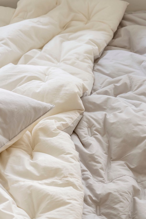 **[인터네스트] 플로티 워싱 온도조절 사계차렵이불 (Q)**는 부드러운 촉감과 포근함을 선사하는 사계절용 이불입니다. 라이트그레이와 라이트그린 두 가지 색상으로 제공되며, 60수 평직 슬라브 원단에 위싱가공을 더해 은은한 멋을 더했습니다. 플라필과 친환경 옥수수솜 충전재를 사용하여 쾌적함을 유지하며, 타원 점프 킬팅 디자인으로 섬세함을 강조했습니다.  온도조절 기능으로 체온에 맞춰 쾌적한 수면 환경을 제공하며, 양면 디자인으로 다양한 분위기를 연출할 수 있습니다.
