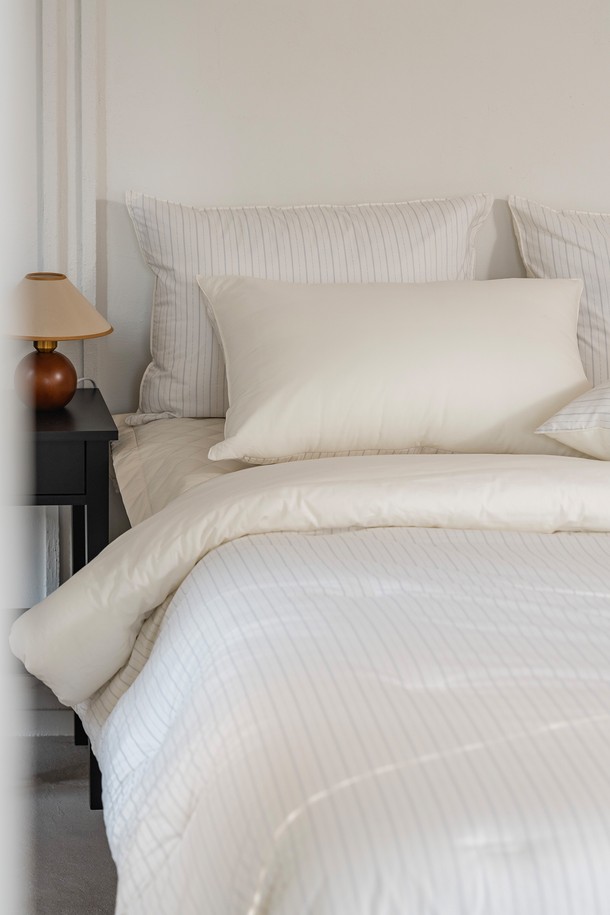 [인터네스트] 클래시 워싱 온도조절 사계차렵이불 (Q)은 부드러운 면과 폴리에스터 혼방 소재로 제작되어 사계절 내내 쾌적하게 사용할 수 있는 차렵이불입니다. 아이보리 컬러의 스트라이프 패턴이 적용되었으며, 퀸(Q) 사이즈와 슈퍼싱글(SS) 사이즈로 만나볼 수 있습니다. 스마트템프 가공과 워싱 가공을 거쳐 흡습, 통기 기능과 온도 조절 기능을 갖춰 쾌적한 잠자리를 제공합니다. 리버시블 디자인과 타원 점프 퀼팅, 이음선 없는 광폭 디자인으로 고급스러움을 더했으며, 베개커버, 차렵이불, 패드 구성으로 실용성을 높였습니다. 양면 사용이 가능하여 다양한 분위기로 연출할 수 있습니다.
